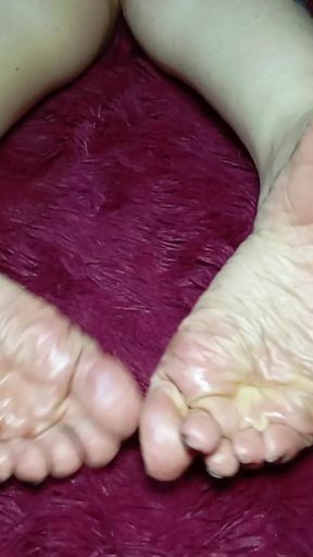 A Big Ass and Wrinkled Soles on the Feet of a Goddess