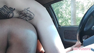 EBONY TRAIO O MARIDO E CAVALGA FORTE DENTRO DO CARRO AO FAZER SEXO EM PUBLICO ATÉ FICAR CHEIA DE LEITE NOS PEITOS ENORMES POR HOMEM DE DREADLOCKS E TATUADO COM PAU GIGANTE QUE A FODE TODA SEM PIADA