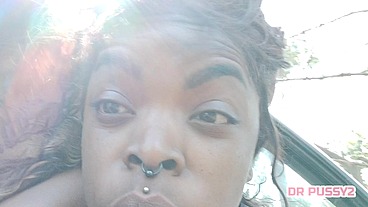 EBONY TRAIO O MARIDO E CAVALGA FORTE DENTRO DO CARRO AO FAZER SEXO EM PUBLICO ATÉ FICAR CHEIA DE LEITE NOS PEITOS ENORMES POR HOMEM DE DREADLOCKS E TATUADO COM PAU GIGANTE QUE A FODE TODA SEM PIADA