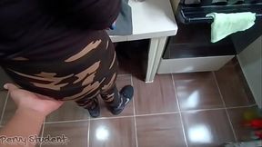 Mamando y tragando semen en la cocina