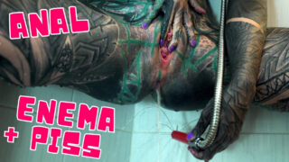Una chica amateur tatuada eyacula salvajemente en el baño antes de chupar la polla del culo a la boca