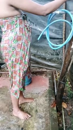 නානකොට කෙල්ල සැප කද කෝමද Out door bathing solo lesbian Asian girl