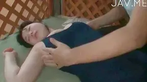 Chica Japonesa en Traje de Baño Recibe Un Fierro En El Coño