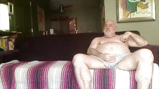 Gros pénis noir baise violemment des ours gays bien en chair dans une vidéo fétichiste des pieds avec masturbation et éjaculations chaudes.