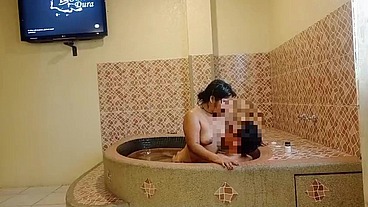 Te gustaría ver a tu esposa como disfruta con su amante en el jacuzzi