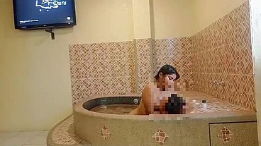Te gustaría ver a tu esposa como disfruta con su amante en el jacuzzi