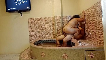 Te gustaría ver a tu esposa como disfruta con su amante en el jacuzzi