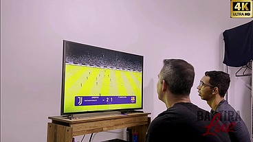 MEU MARIDO ME PERDEU NO JOGO EM UMA CASA DE APOSTAS AGORA TENHO QUE TRANSAR COM O BICHEIRO