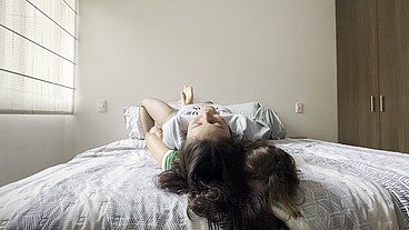 Juego a castigar a mi esclava con cosquillas en los pies, aplastamientos con los pies y el culo, duro facesitting, adoración de pies y pisoteo en pantimedias.