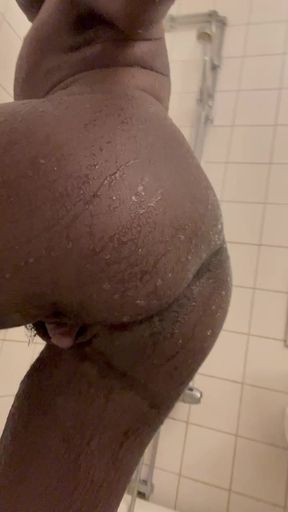 My booty just doin' its thing in the shower (Moment 3)