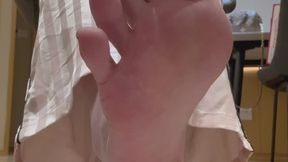 Your foot fetish failure life is destined from birth. You need to thank the goddess for her appearance and save your failed life with a pair of beautiful feet.