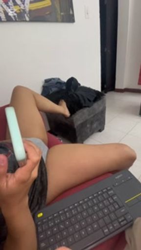 Después del parque terminé viendo porno con mi hermanastra y nos masturbamos