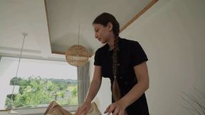 The Client Couldn't Withstand and Fucked the Slutty Masseuse in the Massage Parlor!