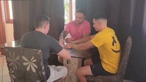 Deixei a toalha cair sem querer e os amigos do meu marido n&atilde_o perderam tempo e me foderam na frente dele.