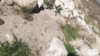 Alex Chandler met zijn enorme penis wordt anaal bevredigd zonder condoom, inclusief orale seks, handmatige stimulatie, masturbatie en ejaculatie.