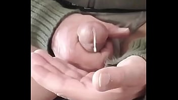 belle branlette, grosse &eacute_jaculation, l&eacute_chage de sperm, vid&eacute_o compl&egrave_te non flout&eacute_e.