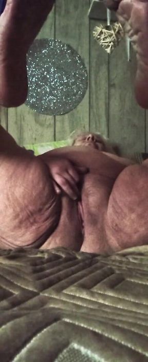 Rubbing Her Clit Made Her Pussy Spit