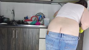 Buttcrack Cleaning in Tight Jeans