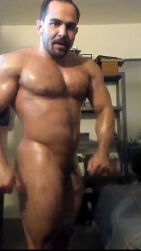 Oiled up Straight Bodybuilder Shows off Muscles and Huge Ass