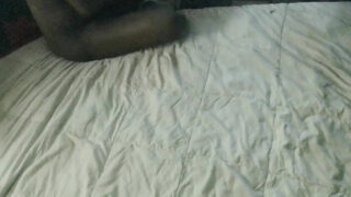 Cặp đôi đồng tính da đen nghiệp dư: mông săn chắc của người đàn ông được liếm và quan hệ tình dục mạnh mẽ.