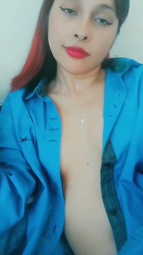 Lonely amateur plays with herself