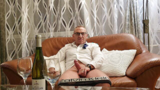 Amateur Europese daddy Vincent Stone streelt zijn grote pik en loost een enorme zaadlozing.