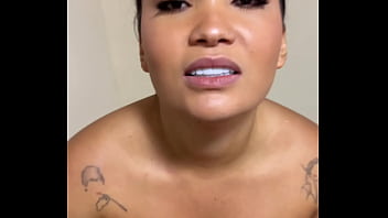 Asi&aacute_tica gostosa lava seu carro e suja sua mente