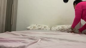 velho entra no quarto de sua neta e a olha d. com o rabo para cima