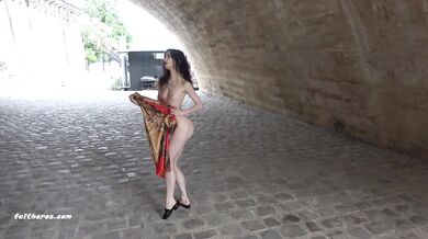 WOULD YOU FUCK ME NUDE IN PARIS?