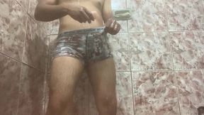 tirei minha cueca , nao resisti fiquei de pau duro
