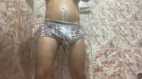 tirei minha cueca , nao resisti fiquei de pau duro