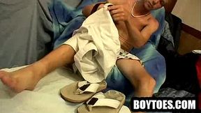 Amateur stud showing off his feet and tugging his cock