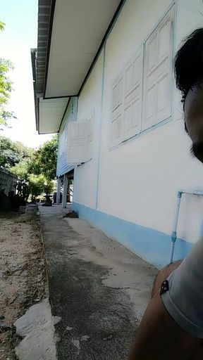 Thai men masturbate outside the home