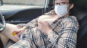 車の中で夢中でオナニーする人妻
