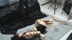 Beautiful women and crossdresser 01:A collision between latex-clad crossdressers and stocking-clad beauties