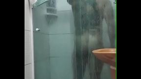 Fui flagrado tomando banho. Gostam?