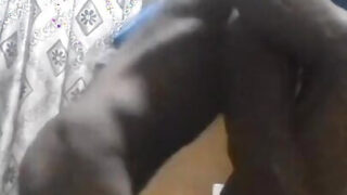 Un'insegnante nera con un grosso cazzo martella il culo di un tizio dilettante senza preservativo in un'azione casalinga bollente