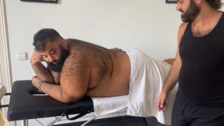 Buttede homoseksuelle bjørne sutter pik med dyb hals før anal dunkende og cumshots