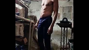 Flagrei o filho do vizinho olhando meu Pau e perguntei se ele queria ver !! Olha como terminou... ( Parte 1)