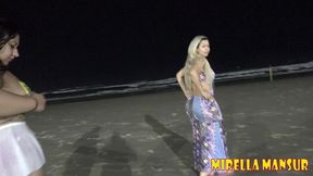 mirella mansur e agatha ludovino aprontando na praia da enseada guaruja