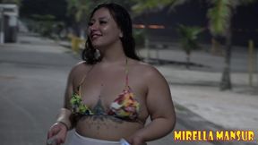 mirella mansur e agatha ludovino aprontando na praia da enseada guaruja