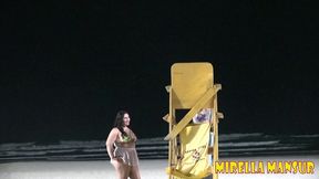 mirella mansur e agatha ludovino aprontando na praia da enseada guaruja