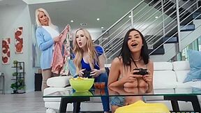 Roxie Sinner Gamer Breasts On Glass