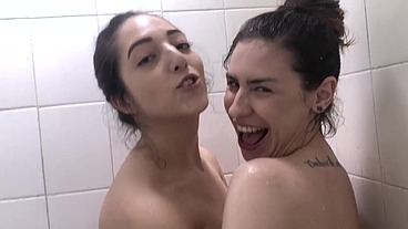 CORTES PUNHETA GUIADA COM LISXXX E EMME WHITE MOLHADINHAS NO CHUVEIRO