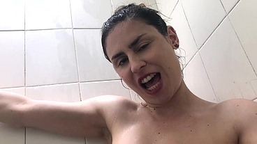 CORTES PUNHETA GUIADA COM LISXXX E EMME WHITE MOLHADINHAS NO CHUVEIRO