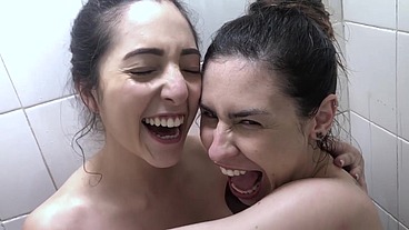 CORTES PUNHETA GUIADA COM LISXXX E EMME WHITE MOLHADINHAS NO CHUVEIRO