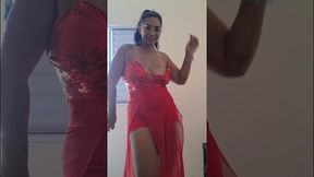 morena safada cai na folia, brinca com vibrador ao som do samba e goza na punheta guiada