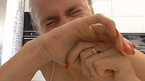 I greedily bite my hands! MP4