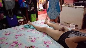 Mi madrastra me descubre masturb&aacute_ndome, y se ofrece a que le ro pa el co&ntilde_o, como la chupa, waoo ese culo redondo hace mucho le ten&iacute_a hambre, tragalo perra