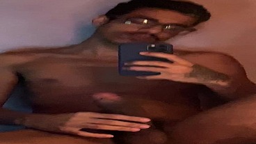 jovem de 18 anos mostrando o pau grande e grosso